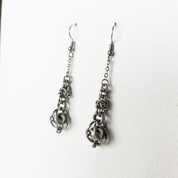 Vintage elegant long dangly silver chainmail earrings - Picture 5 of 7
